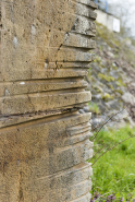 Traces des cordes utilisées lors du halage des bateaux. © Région Bourgogne-Franche-Comté, Inventaire du patrimoine
