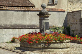 Ancienne fontaine remployée. (au nord-ouest de l'hôtel de ville) Vue rapprochée du sud-ouest. © Région Bourgogne-Franche-Comté, Inventaire du patrimoine
