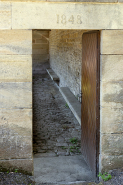 Porte et date portée au linteau du lavoir à l'entrée sud-ouest du village. © Région Bourgogne-Franche-Comté, Inventaire du patrimoine