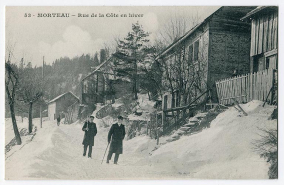 53 - Morteau - Rue de la Côte en hiver, carte postale, s.n., s.d. [1er quart 20e siècle], Farine Frères éd. à La Chaux-de-Fonds, Le Locle et Morteau © Région Bourgogne-Franche-Comté, Inventaire du patrimoine