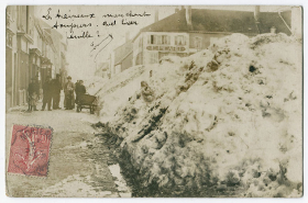 [Une rue de Morteau enneigée], carte photo, s.n., s.d. [4e quart 19e siècle] © Région Bourgogne-Franche-Comté, Inventaire du patrimoine