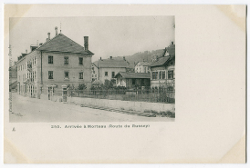 250. Arrivée à Morteau (route du Russey), 4e quart 19e siècle. L'usine Friez est partiellement visible à droite. © Région Bourgogne-Franche-Comté, Inventaire du patrimoine