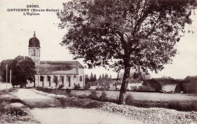 Vue sur l'église et le village de Gevigney depuis la route allant vers Mercey, carte postale. © Commune de Gevigney-et-Mercey