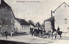 La place de Gevigney, carte postale (1917). © Commune de Gevigney-et-Mercey