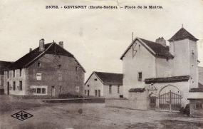 Place de la mairie avec la maison commuune, carte postale. © Commune de Gevigney-et-Mercey