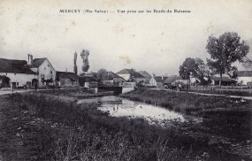 La rue du Mont et le ruisseau, carte postale. © Commune de Gevigney-et-Mercey