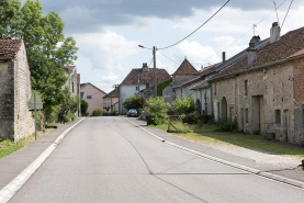 Alignement de la rue des marronniers. © Région Bourgogne-Franche-Comté, Inventaire du patrimoine