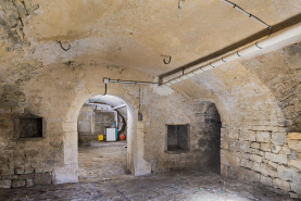 Vue depuis la porte d'accès de la cave située sur le mur pignon Sud. © Région Bourgogne-Franche-Comté, Inventaire du patrimoine