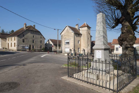 Place à Gevigney avec le momunment aux morts, la mairie et l'école. © Région Bourgogne-Franche-Comté, Inventaire du patrimoine