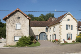 Emplacement de la ferme depuis la rue. © Région Bourgogne-Franche-Comté, Inventaire du patrimoine