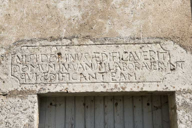 Inscription portée sur le linteau, site de l'ancien moulin Neuf. © Région Bourgogne-Franche-Comté, Inventaire du patrimoine