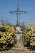 Croix avec socle en pierre et partie haute en fer forgé. © Région Bourgogne-Franche-Comté, Inventaire du patrimoine