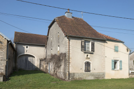 Ferme avec grange en retrait de la rue. © Région Bourgogne-Franche-Comté, Inventaire du patrimoine