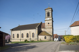 Eglise et calvaire : vue de profil, depuis l'est. © Région Bourgogne-Franche-Comté, Inventaire du patrimoine