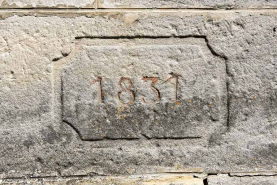 Date portée à la base droite de la façade d'entrée : 1831. (Reconstruction de l'église.) © Région Bourgogne-Franche-Comté, Inventaire du patrimoine