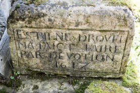 Base du calvaire de dévotion du Petit-Magny. (date portée : 1617) © Région Bourgogne-Franche-Comté, Inventaire du patrimoine