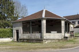 Fontaine-lavoir rue Saint Antoine : vue de trois -quart sud-ouest. © Région Bourgogne-Franche-Comté, Inventaire du patrimoine