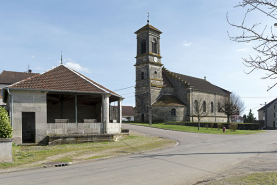 Place, église et fontaine lavoir vues du nord-ouest. © Région Bourgogne-Franche-Comté, Inventaire du patrimoine