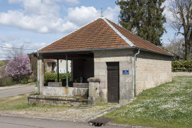 Fontaine-lavoir rue Saint Antoine : vue de trois-quart nord-est. © Région Bourgogne-Franche-Comté, Inventaire du patrimoine