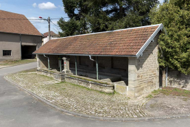 Fontaine-lavoir à l'angle de la Grande rue et de la rue du Bas : vue de trois-quart sud-est. © Région Bourgogne-Franche-Comté, Inventaire du patrimoine