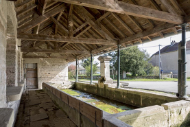 Fontaine-lavoir à l'angle de la Grande rue et de la rue du Bas : vue intérieure depuis le nord-ouest. © Région Bourgogne-Franche-Comté, Inventaire du patrimoine