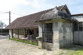 Ancienne fontaine-lavoir, 2 rue de Jonvelle : vue de trois-quart est. © Région Bourgogne-Franche-Comté, Inventaire du patrimoine