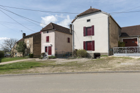 Vue de trois quart est :  groupe de maisons-fermes en L avec entrées de cave : 13, 15, 17 Grande rue. © Région Bourgogne-Franche-Comté, Inventaire du patrimoine