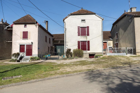 Vue de face du groupe de maisons-fermes en L avec entrées de cave : 13, 15, 17 Grande rue. © Région Bourgogne-Franche-Comté, Inventaire du patrimoine