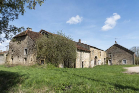 Alignement de maison-fermes au bas du village, le long de la route de Vittel. © Région Bourgogne-Franche-Comté, Inventaire du patrimoine