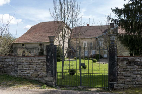 Porte flamande et vue de la façade postérieure depuis la rue de la Fontaine au nord-ouest. © Région Bourgogne-Franche-Comté, Inventaire du patrimoine