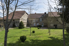 Vue de la façade postérieure depuis la rue de la Fontaine au nord-ouest. © Région Bourgogne-Franche-Comté, Inventaire du patrimoine