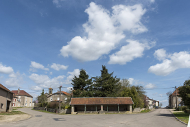 La fontaine-lavoir du bas du village vue de face. © Région Bourgogne-Franche-Comté, Inventaire du patrimoine
