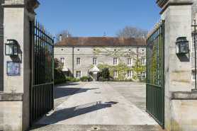 Le château, vue générale de la façade principale. © Région Bourgogne-Franche-Comté, Inventaire du patrimoine