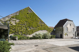La maison du gardien et le mur pignon de la grange mitoyenne. © Région Bourgogne-Franche-Comté, Inventaire du patrimoine