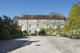 La cour et vue sur la façade principale. © Région Bourgogne-Franche-Comté, Inventaire du patrimoine