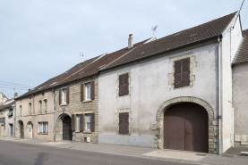 Alignement d'anciennes fermes. © Région Bourgogne-Franche-Comté, Inventaire du patrimoine