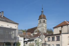 L'église depuis la place située derrière la mairie. © Région Bourgogne-Franche-Comté, Inventaire du patrimoine