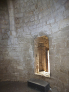 Intérieur du donjon : la salle voûtée d'ogives et la porte ouvrant sur l'escalier. © Région Bourgogne-Franche-Comté, Inventaire du patrimoine