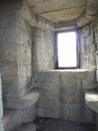 Intérieur du donjon : baie avec coussièges. © Région Bourgogne-Franche-Comté, Inventaire du patrimoine