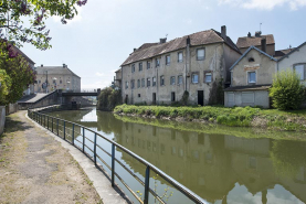 Le bief et l'île de l'ancien château. © Région Bourgogne-Franche-Comté, Inventaire du patrimoine