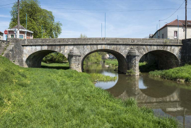 Le pont entre l'île du château et le quartier du Rezelle. © Région Bourgogne-Franche-Comté, Inventaire du patrimoine
