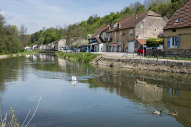 Le canal longeant la rue de la Fontaine. © Région Bourgogne-Franche-Comté, Inventaire du patrimoine