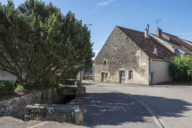 Vue générale de la ferme située à l'angle de l'impasse du château. © Région Bourgogne-Franche-Comté, Inventaire du patrimoine