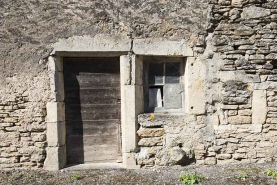 Porte d'entrée de la ferme située à l'angle de l'impasse du Château. © Région Bourgogne-Franche-Comté, Inventaire du patrimoine