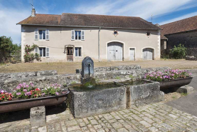 Ferme et borne-fontaine rue de la Prarie. © Région Bourgogne-Franche-Comté, Inventaire du patrimoine