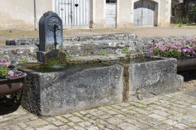 Borne-fontaine située rue de la Prairie. © Région Bourgogne-Franche-Comté, Inventaire du patrimoine