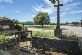 La croix monumentale et la vanne de retenue d'eau situées à l'extremité sud du village. © Région Bourgogne-Franche-Comté, Inventaire du patrimoine