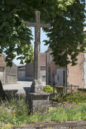 Croix en pierre située à l'extremité sud du village. © Région Bourgogne-Franche-Comté, Inventaire du patrimoine
