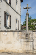 Croix en pierre située au centre du village, à côté de la maison commune. © Région Bourgogne-Franche-Comté, Inventaire du patrimoine