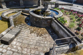 Les différents bassins de la fontaine reliés entre eux. © Région Bourgogne-Franche-Comté, Inventaire du patrimoine